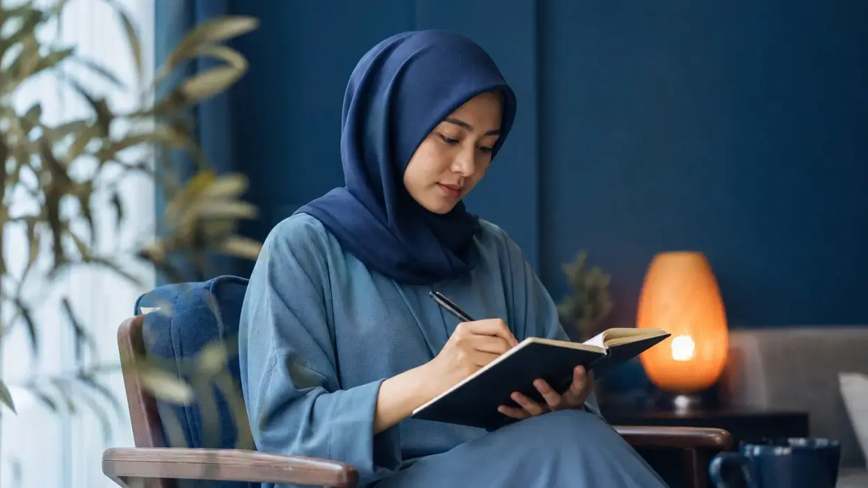 Seorang psikolog dan anggota komunitas religius berdiskusi tenang di ruang konseling, menggambarkan dunia psikolog dalam advokasi kesehatan mental