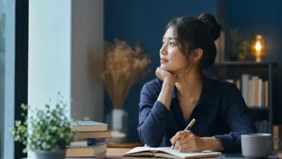 Seorang mahasiswa duduk dekat jendela menulis jurnal, merefleksikan insight psikologi populer tentang penghargaan akademik